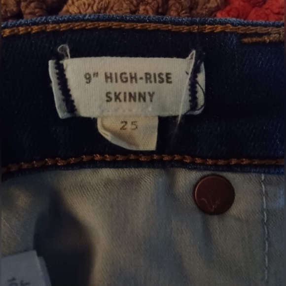 A Madewell 9" High-Rise Skinny Jeans in Davis Wash - Picture 9 of 9